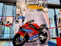 张雪机车820RR冠军同款车型亮相北京君太百货