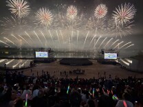 浪漫烟花邂逅赛道激情，张雪现场点赞：浏阳烟花真的很棒！