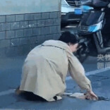 早高峰女孩拿砖块站在路边，众人揪心，下一秒温暖全网
