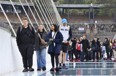 Foreign Tourists Experience Thrilling Glass Bridge in Zhangjiajie