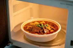 这样用微波炉热菜，相当于在给自己“下毒”！