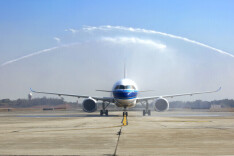 侃财邦｜五一航班减少，机票涨价，你想好怎么“飞”了吗？