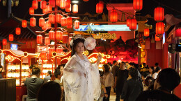 一袭华服映长安