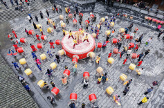 苗家击鼓迎客来