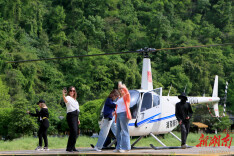 俄罗斯游客组团“打飞的”游览春日张家界