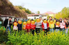 菜花丛中，他们朝我笑