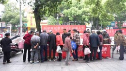 安仁县开展爱国卫生月集中宣传活动，向居民发放千余份资料与实用工具