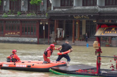 暴雨致河水突涨，消防紧急营救被困人员