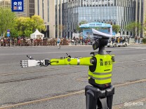 北京首个交警机器人亮相街头