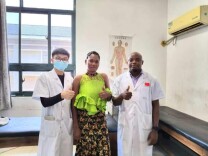 3次针灸祛顽疾！中国援塞医疗队治愈塞拉利昂少女16年背痛