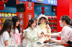 常德河街酱板鸭飘香 游客争相购买品尝