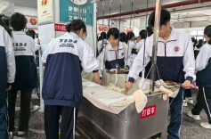 把食堂变成“家庭的饭桌”——耒阳市东江中学“妈妈食堂”见闻