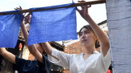 指尖流转蓝白韵