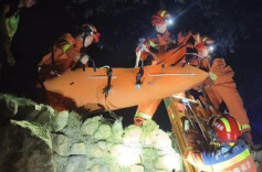 越野车侧翻致两人被困，消防员利用拉梯搭建救援通道