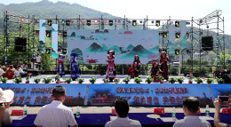 新宁：“三月三”喜看笑岩千年风情满城春