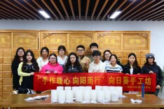 指尖拈花映光影 匠心手作润心灵——长沙民政职院民社学院向日葵成长辅导室开展压花台灯手工坊活动