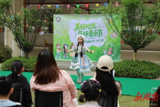 这所学校把音乐会搬进春天的草坪里