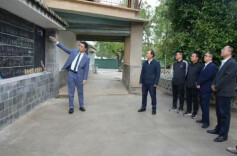 被学生“吐槽”，周一上午，校领导在墙边开会……