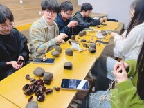 长沙民政职院软件学院成功开展“春铃寄心˙果壳传情”手作果壳铃活动