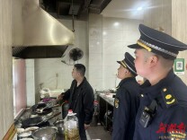 治理“烧烤烟”管好“扬尘路” 君山城管织密大气污染防治网