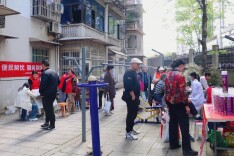 天心区白沙井社区开展一站式便民服务进小区活动