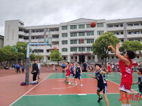 洪江市第十一届体育节小学男子篮球比赛激战正酣