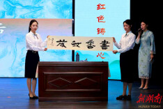 他从山中来 带来书画香——汝城县“全民阅读活动周”镜头特写