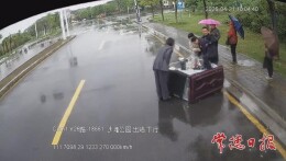 老人三轮车侧翻被困，公交司机秒变“救援员”