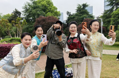 People Enjoy Sunny Spring in Changsha