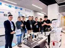 一套人马一个门店干9种业务，这家湖南机器人公司开启“炸街”模式