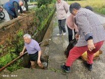炎陵七旬老人冒雨清渠，众人合力护农田