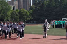 专家解读“机器人表演时突然抱住女生”