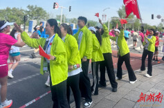 志愿燃动赛道 舞步与奔跑同行——长沙排舞运动协会助力2026湘江半程马拉松赛