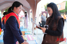 益阳农商银行在“湘BA”赛场外强宣传，守护群众资金安全