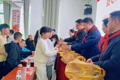 翻开书页，感受加油间隙的惬意时光