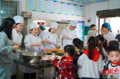 沅江市黄茅洲红旗小学：爱心助成长 美味润童心