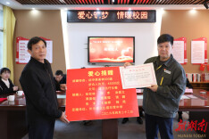 “电雷锋”爱心助学 300套新课桌椅情暖乡村校园