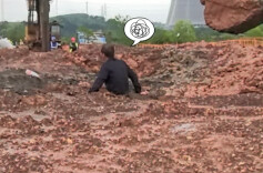 男子深陷淤泥“无法自拔”，消防员就地取材搭建救援通道