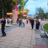 怀化：生态美景入暮色  市民畅游天问岛
