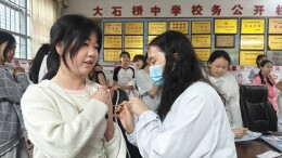 江华: 大石桥乡中学开展女生预防接种