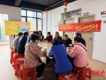  长沙伍家岭街道社工站：巧手做艾锤 健康乐晚年
