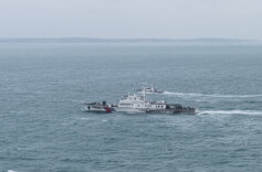 中国海警依法驱离日非法进入我钓鱼岛领海船只