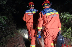 徒步爱好者被困深山，消防员深夜搜山救援 