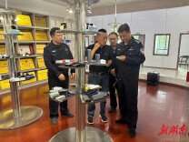 郴州市公安局经侦支队“送法入企”，把风险防范课搬到车间里