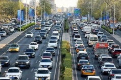 “五一”假期全国高速日均车流量约为6400万辆次，这些路段易堵→