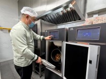 北京多家社区食堂引入炒菜机器人，它们能代替厨师吗？