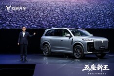 8系迎来“五座新王”！岚图泰山X8 30.29万起预售，重构高端大五座格局