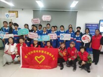  “爱心天心·坡多爱”涌动古街：雅礼少年用“志愿红”致敬劳动节