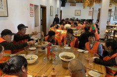 荷塘区仙庾镇：环卫工人成为农家乐座上宾