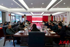 娄底三中附属实验学校举行“五四”青年教师座谈会